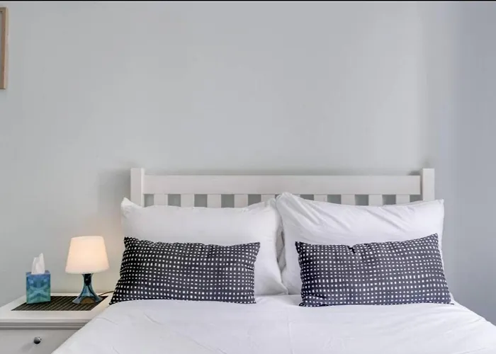 Central London Cosy Apartment With Parking